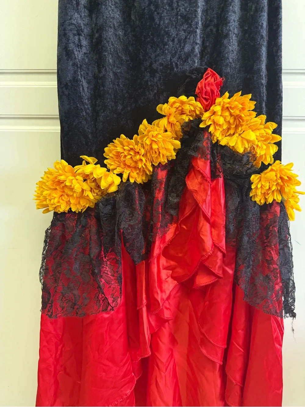 Women’s size Medium Catrina Black and Red Floral Fiesta Costume Dress